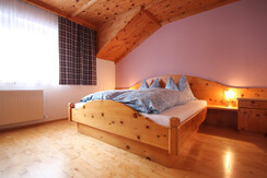 Schlafzimmer mit Doppelbett