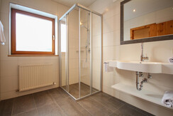 Badezimmer mit Dusche
