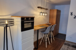 Küche mit Bakrohr und Bar