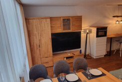 Wohnzimmer mit TV und Essbereich