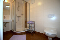 Badezimmer mit Dusche und Wc