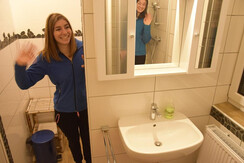 Badezimmer mit Toilette und Dusche