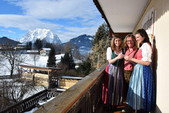 Balkon zeigt schöne Sonnenauf- & Untergänge