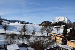 Winterblick auf Wiese und Berg