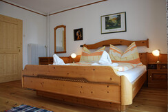 Schlafzimmer mit Ausziehsofa für 4 Personen