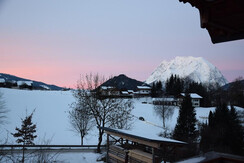 Ausblick auf den Grimming von Bett und Balkon