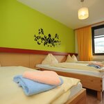 Bild von Dreibettzimmer mit Dusche und WC
