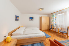 Schlafzimmer 2 mit Doppelbett und Sofa