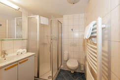 Bad mit Dusche und WC