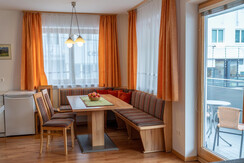 Esstisch und Zugang zum Balkon