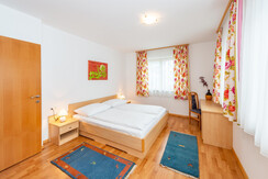 Schlafzimmer 1 mit Doppelbett