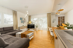 Top 4 - Eat-in kitchen with TV and terrace