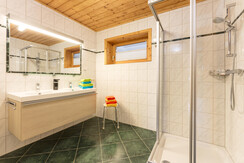 Badezimmer mit Dusche
