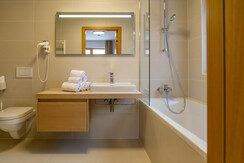 Typ 2B Osten Hochwurzen_Badezimmer_Wanne