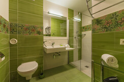 Top 11 Badezimmer 2 mit Dusche und WC