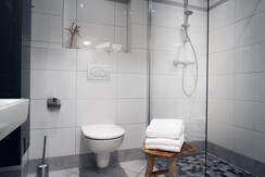 Badezimmer mit Dusche und WC