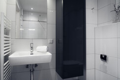 Bad mit Dusche und WC