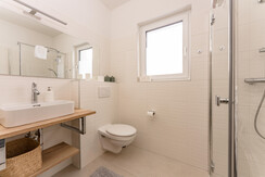 Badezimmer mit Dusche und WC