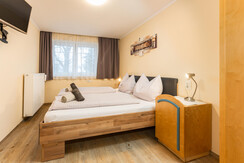 Hauptschlafzimmer mit gemütlichem Doppelbett