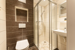 Modernes Badezimmer mit Dusche