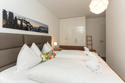 Schlafzimmer 1 mit Doppelbett und TV