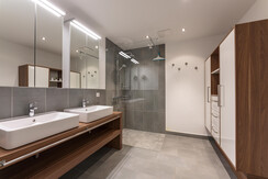 Bad mit Doppelwaschtisch und Dusche