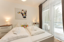Schlafzimmer 2 mit Doppelbett und Balkon