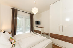 Schlafzimmer 2 mit Zugang zum Balkon