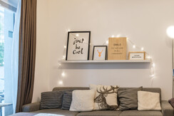 Gemütliches Sofa und Zugang zum Balkon
