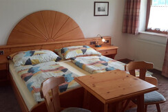 Schlafzimmer 1 mit Bad + WC