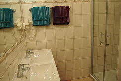 helles Badezimmer mit separatem WC